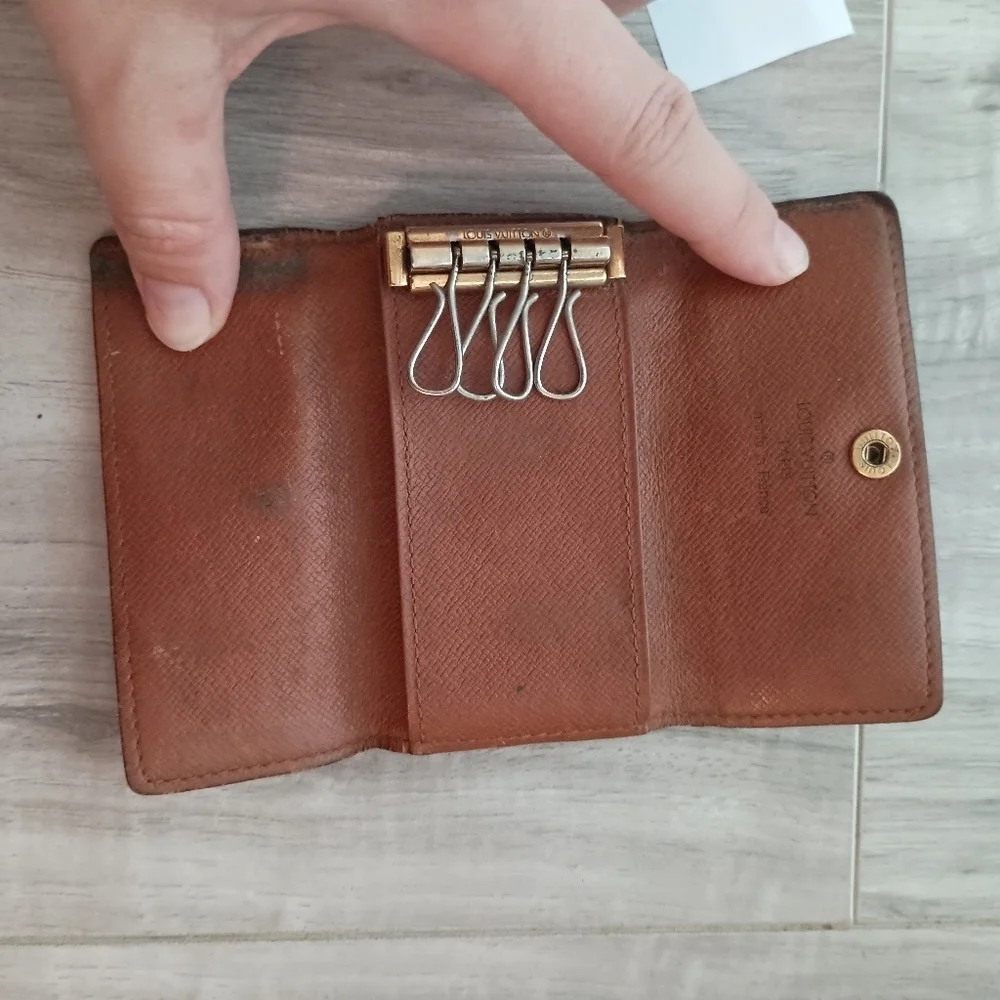 Authentic Louis Vuitton 4 Key Holder Monogram Canvas